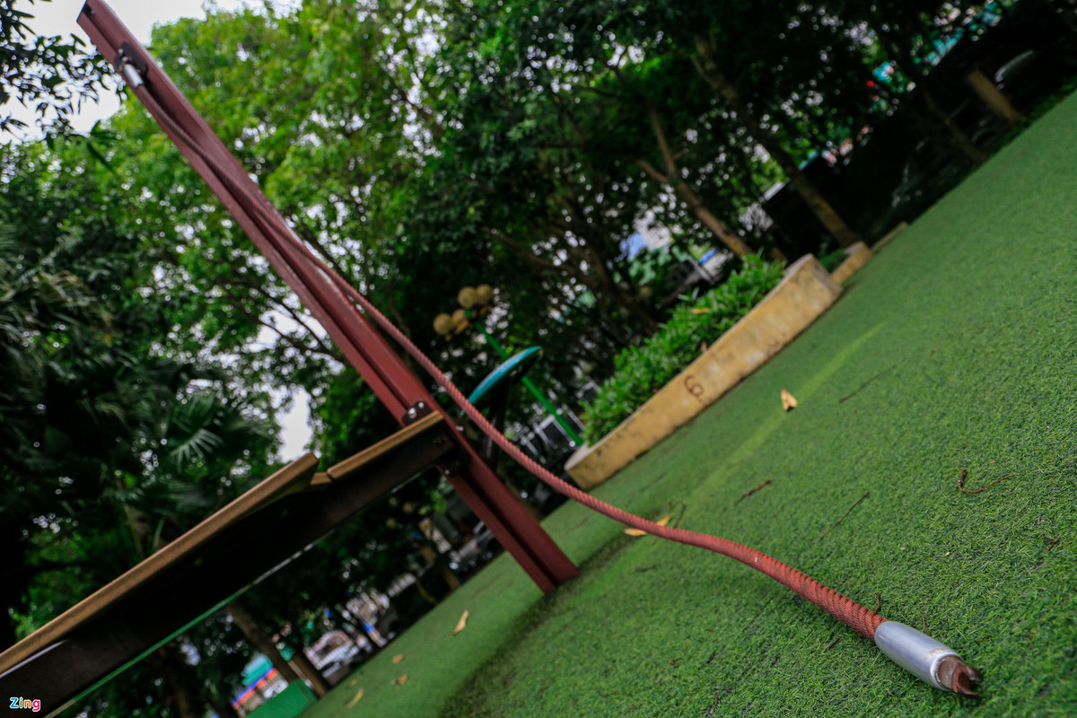 Nhiều hạng mục xuống cấp, dụng cụ dành cho trẻ em bị đứt dây, mất ốc. Ghế ngồi xích đu bị gãy làm đôi và hiện nối tạm bợ bằng các sợi dây dù.