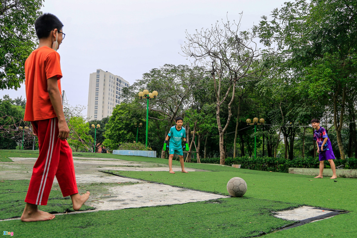 Đức, Khang cùng nhiều học sinh khác sau giờ tan học thường rủ nhau đến bãi cỏ công viên để đá bóng. Các em có thể bị chấn thương khi vui chơi ở khu vực này.