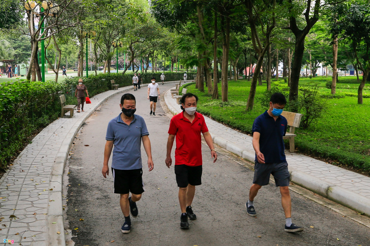 Cuối chiều, nhiều người tập trung về đây hoạt động vui, giải trí và tập thể dục. Hiện, công viên Cầu Giấy nằm trong danh sách 10 công viên sẽ được cải tạo và sửa chữa ở mức độ 2.