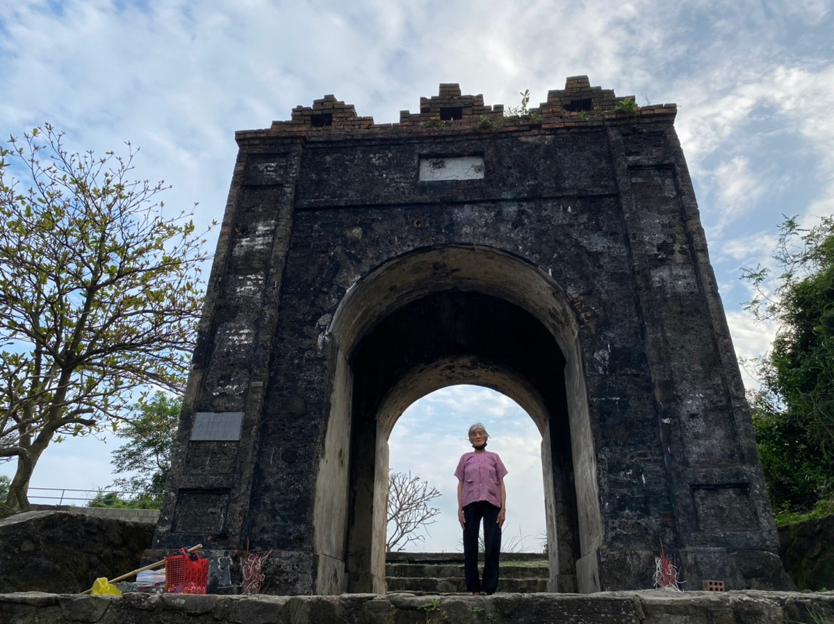 Kỳ bí túp lều hoang của cụ bà trên đỉnh núi Hoành Sơn Ky bi tup leu hoang cua cu ba tren dinh nui Hoanh Son