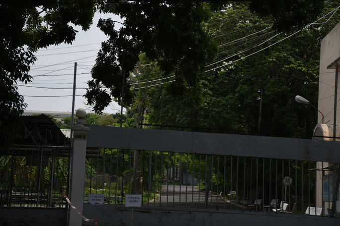 Gần khu vực cổng là bãi đất rộng đầy cây cối. Chị Hà, người dân sống gần đó cho biết, ngày xưa cả ngàn công nhân làm ở các xưởng tại đây nhưng gần đây chỉ còn khoảng 40-50 người lui tới, chủ yếu để ngủ. Giờ công ty chuyển nơi làm việc ra một khu mới khác cũng ở TP Biên Hoà, công nhân làm việc ở đó là chính.