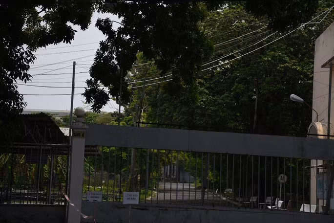 Gần khu vực cổng là bãi đất rộng đầy cây cối. Chị Hà, người dân sống gần đó cho biết, ngày xưa cả ngàn công nhân làm ở các xưởng tại đây nhưng gần đây chỉ còn khoảng 40-50 người lui tới, chủ yếu để ngủ. Giờ công ty chuyển nơi làm việc ra một khu mới khác cũng ở TP Biên Hoà, công nhân làm việc ở đó là chính.