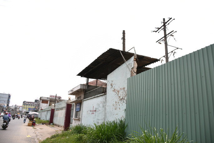 Tường bao quanh xuống cấp, nhiều chỗ phải dựng tôn thay thế tiềm ẩn nhiều nguy hiểm cho người sinh sống gần bên.
