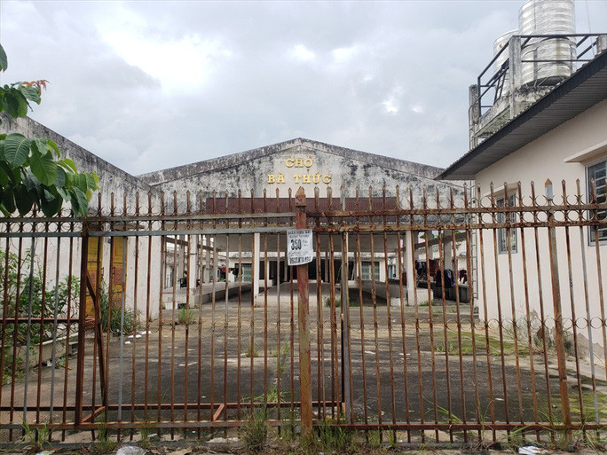 Chợ Bà Thức được xây dựng nhưng bỏ trống gần 10 năm nay gây lãng phí đất đai...