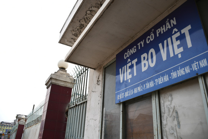 Bảng hiệu tên công ty và cánh cửa luôn đóng im lìm từ nhiều năm nay.