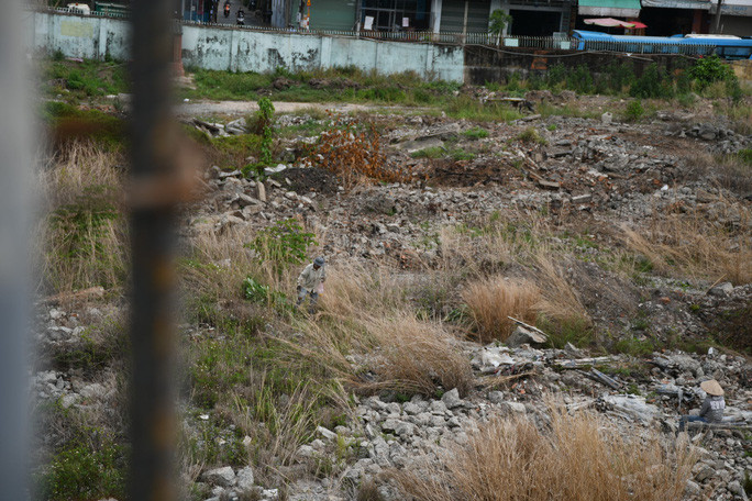 Bên trong chỉ có xà bần.