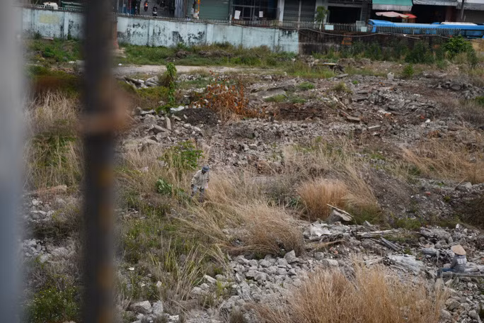 Bên trong chỉ có xà bần.