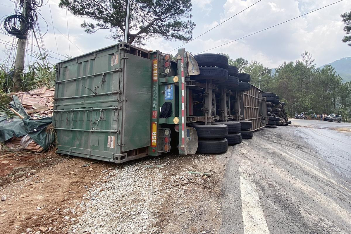 Hien truong vu tai nan tren deo Mimosa khien 7 nguoi bi thuong-Hinh-4