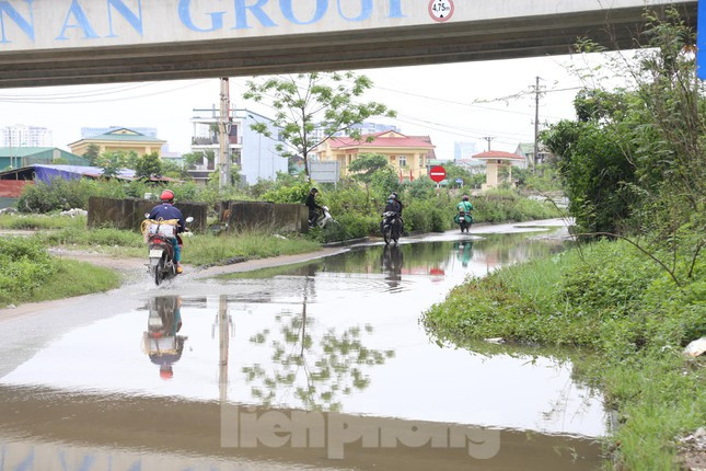 “Từ năm này qua năm khác họ hứa hẹn làm nhưng chúng tôi đợi mãi cũng có thấy làm đâu. Giờ chỉ cần một chỗ mưa là nước không thoát được. Chúng tôi cũng kêu nhiều rồi, khối xóm cũng kiến nghị nhưng mãi rồi cũng không thấy họ làm tiếp”, một người dân khối 8, phường Quán Bàu bức xúc.