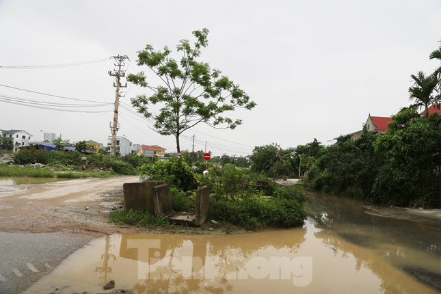 Ghi nhận sáng 19/4, mặc dù TP Vinh trời không mưa nhưng nước vẫn ngập khắp mặt đường Lê Ninh. Tại những khu vực thấp nước đọng lại khá sâu, lẫn với rác thải bốc mùi hôi thối. 