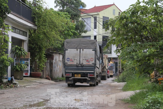 Do tuyến đường chính chậm thi công nên đoạn đường Yên Xuân (đường nội xóm thuộc khối 5, phường Quán Bàu) dù chỉ rộng hơn 5m nhưng đã trở thành đường tránh cho các xe có trọng tải lớn đi qua.