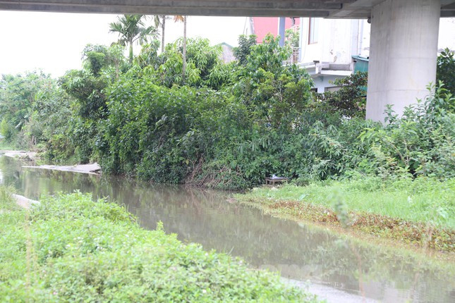 Hai đầu tuyến đường chưa thông, hệ thống mương thoát nước chưa kết nối dẫn đến tình trạng ngập úng kéo dài.