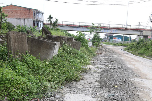 Hàng chục hộ dân phường Quán Bàu phải sống trong cảnh chật hẹp, không được cơi nới, xây dựng nhà cửa vì đất ở của các hộ này đang nằm trong dự án nói trên. 