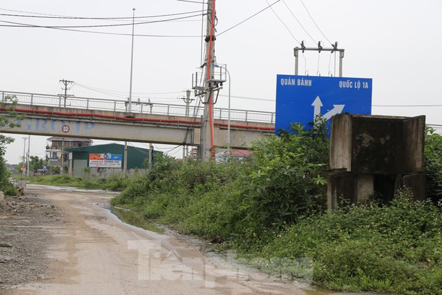 Ông Nguyễn Xuân Toàn - Chủ tịch UBND phường Quán Bàu cho biết: “Chính quyền địa phương đã nhiều lần kiến nghị lên UBND TP Vinh. Tuy nhiên do gặp rất nhiều khó khăn trong việc xác định nguồn gốc đất, xây dựng phương án đền bù, giải phóng mặt bằng, chậm nguồn vốn nên đến nay dự án đang ngừng thi công”.