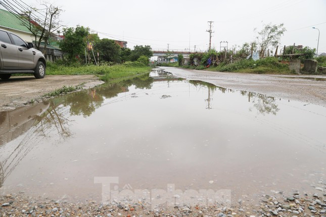 Mặt đường tại những đoạn chưa thi công lồi lõm. Dọc hai bên đường cây cối, cỏ dại mọc um tùm khiến người dân lo lắng mỗi khi tham gia giao thông qua đây vào buổi tối.