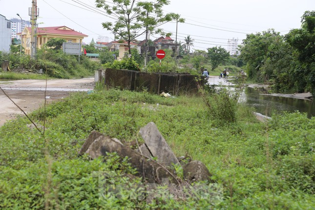 Dự án nâng cấp, mở rộng đường Lê Ninh được tỉnh Nghệ An phê duyệt chủ trương đầu tư năm 2002, tổng mức đầu tư dự án là 23,5 tỷ đồng, với quy mô xây dựng tuyến dài 2.957m, điểm đầu tại cổng Ga Vinh, điểm cuối giao nhau với quốc lộ 1A, chỉ giới xây dựng 41m, lòng đường 21m. 