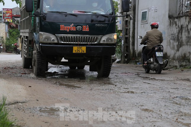 Mặt đường bị cày nát, lồi lõm.