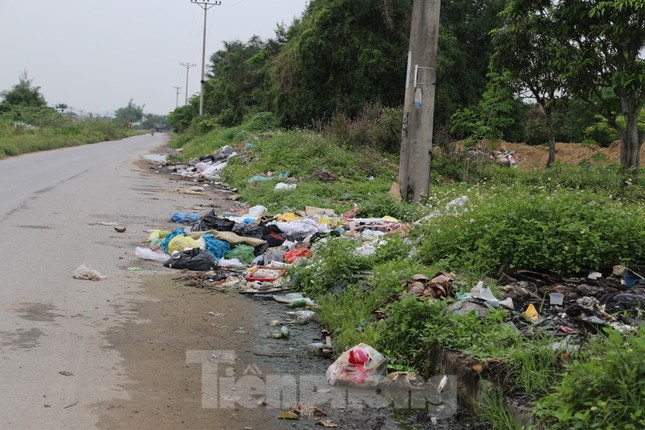 Nhiều khu vực người dân tận dụng làm nơi đổ các loại rác thải, dẫn đến tình trạng ô nhiễm môi trường. 