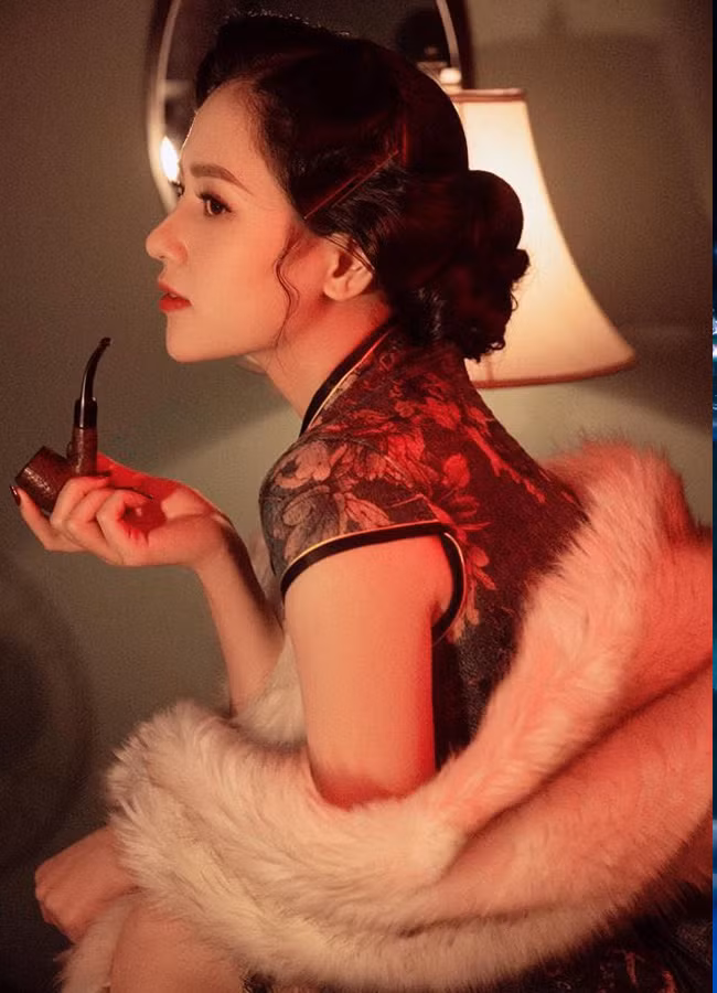 Khác với hình ảnh táo bạo trên phim, ở ngoài đời nữ diễn viên có phong cách thời trang an toàn, kín đáo, nhẹ nhàng, thiên về phong cách nữ tính. Nên để hóa thân vào nhân vật, Việt Hoa biết, cô đã phải "gồng" và uốn nắn bản thân rất nhiều.