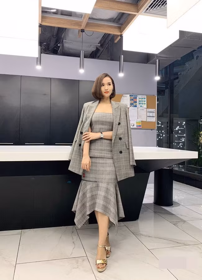 "Về tạo hình nhân vật, tôi muốn Tuệ Lâm xuất hiện thật sang trọng, hiện đại, phong cách nên đã đầu tư một khoản chi phí khá lớn để mua phục trang cho phù hợp" - Lã Thanh Huyền tiết lộ.