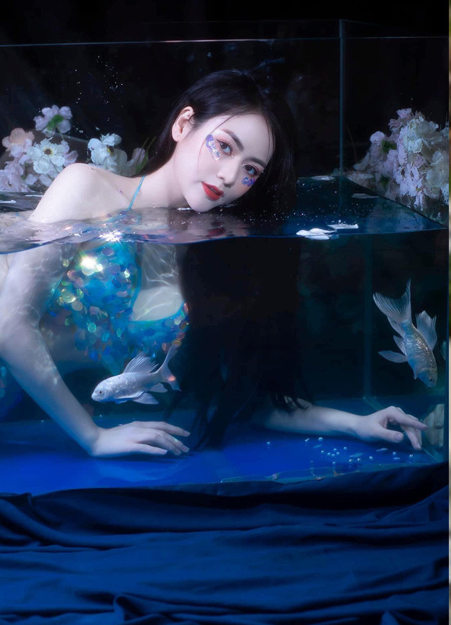 Việt Hoa được xem là nữ diễn viên sở hữu ngoại hình gợi cảm nhất nhì màn ảnh nhỏ phía Bắc. 