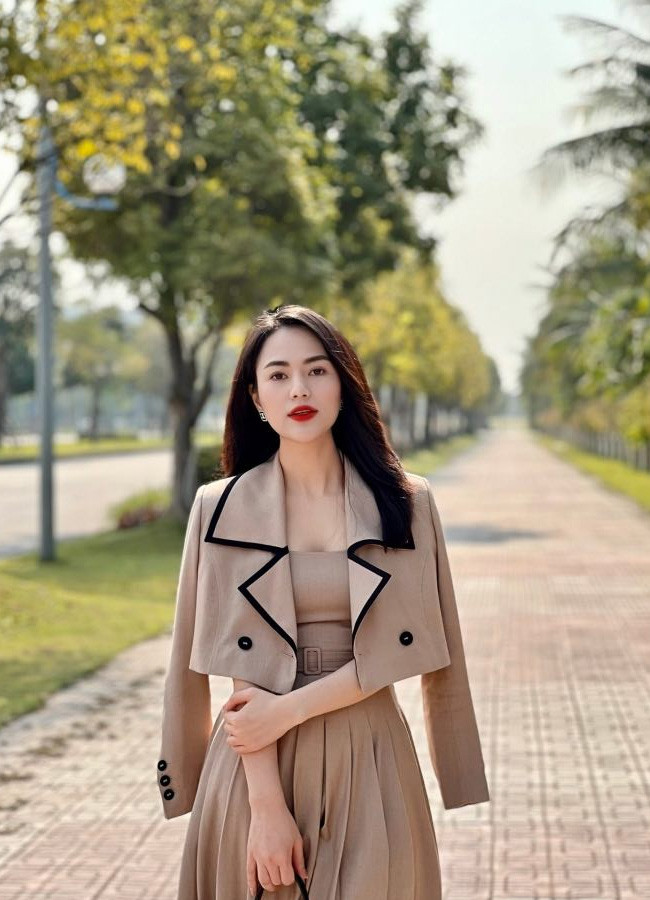 Sau khi thăng chức lên làm trưởng nhóm, nhân vật Lệ ngày càng ghi điểm vì luôn xuất hiện trong những bộ đồ công sở nữ tính, điệu đà.