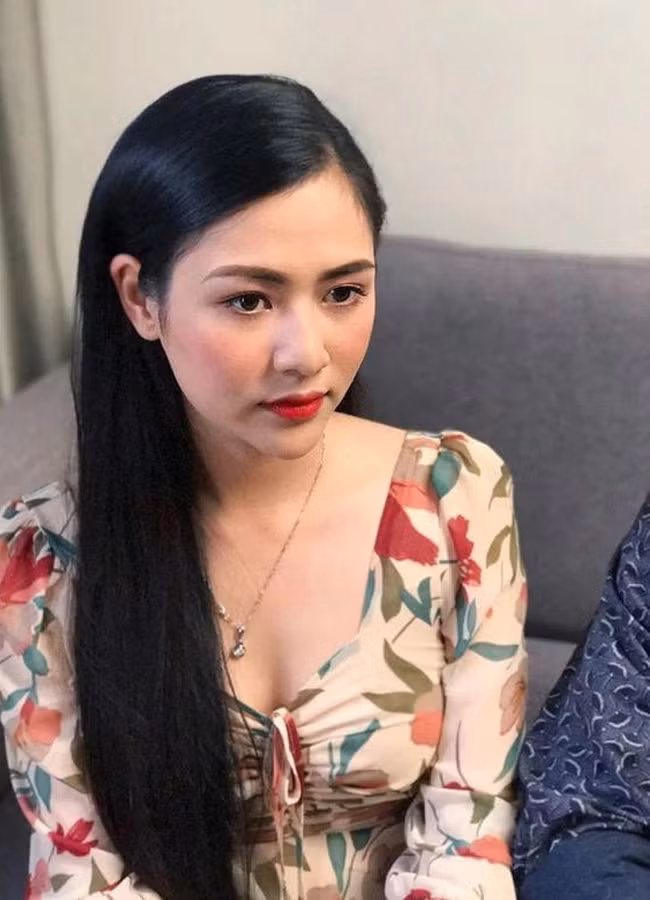 Việt Hoa sinh năm 1996, quê Yên Bái, là nữ diễn viên trẻ được nhiều khán giả biết đến khi tham gia diễn xuất trong bộ phim Cô gái nhà người ta, Hương vị tình thân, Trở về giữa yêu thương...