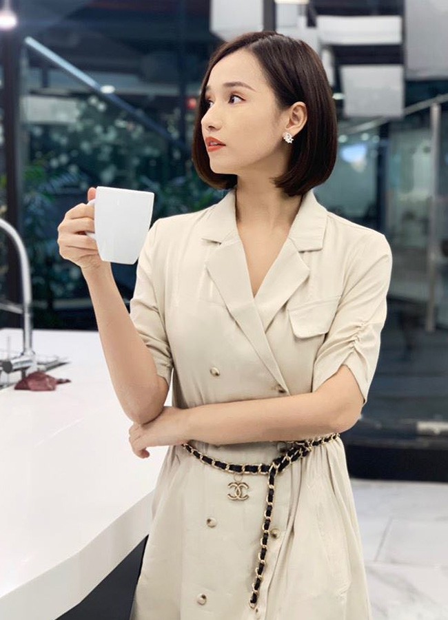 Dù đóng vai phản diện nhưng nhân vật Tuệ Lâm vẫn chiếm trọn cảm tình trên màn ảnh vì luôn xuất hiện với ngoại hình chỉn chu, "chuẩn nữ phó tổng". 