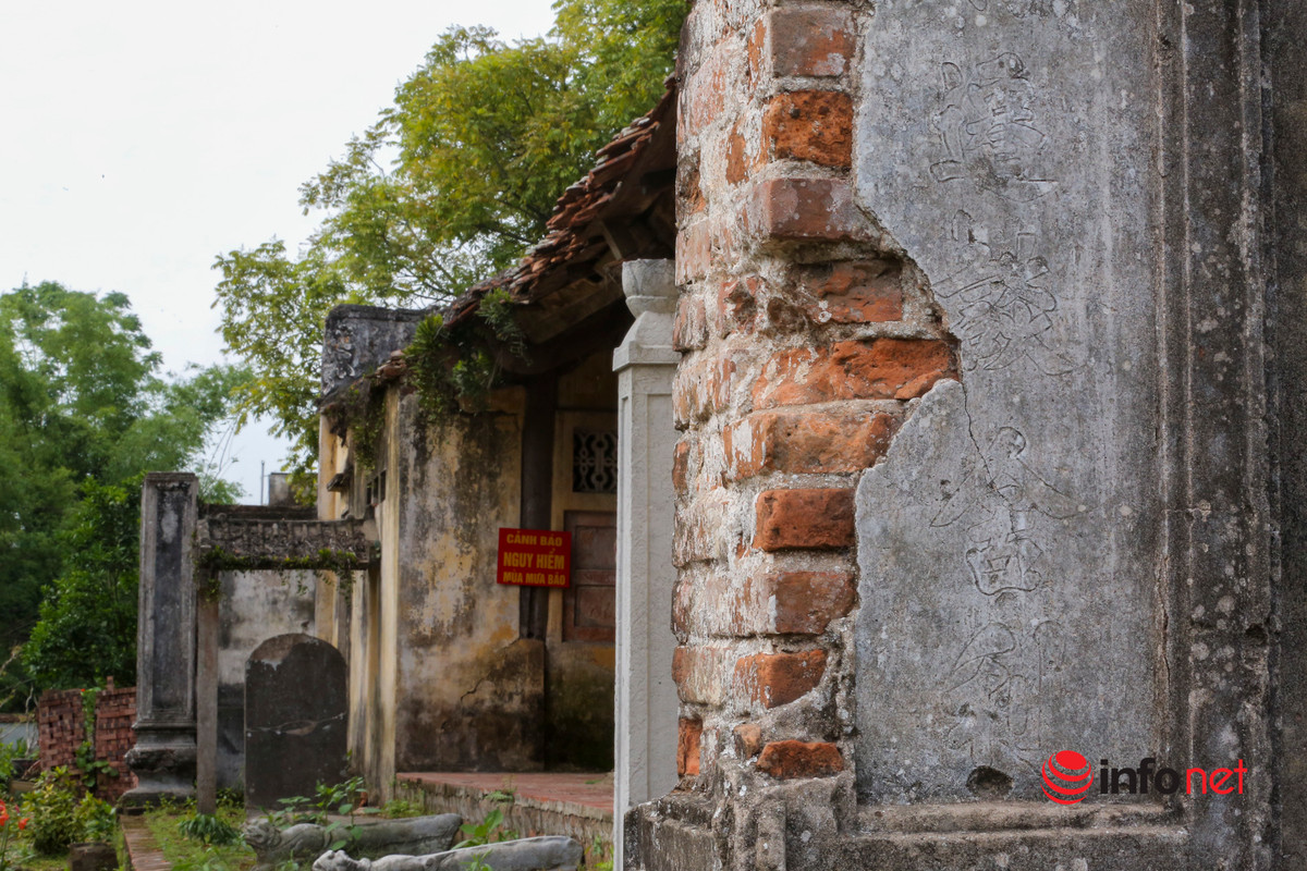 Tường nhà nứt, cửa gỗ, cột gỗ bị mối mọt ăn thủng.