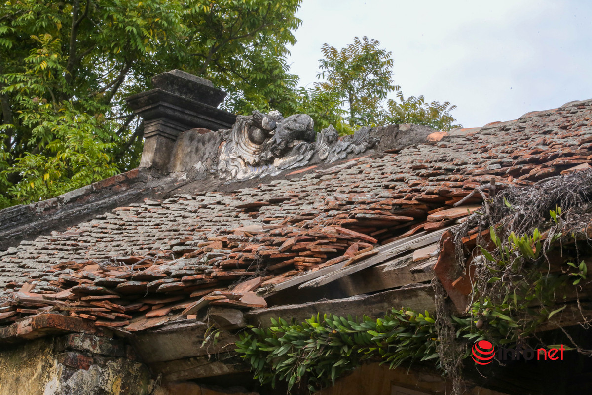 Mái ngói xập xệ.