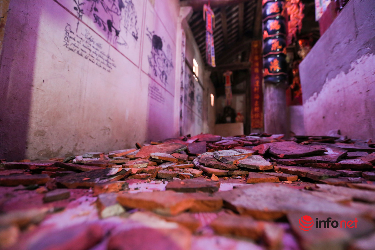 Ngói trong tòa Tam bảo rơi đầy xuống đất.