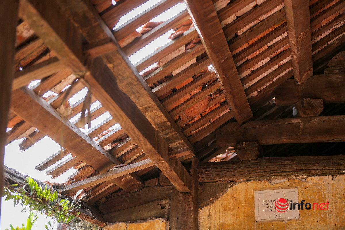 Mái ngói đầy những lỗ thủng.