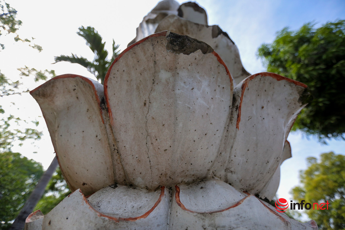 Bức tượng Phật bà Quan Âm trước sân chùa đã bị nứt vỡ.