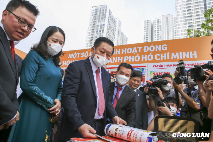 Đồng chí Nguyễn Trọng Nghĩa, Bí thư Trung ương Đảng, Trưởng Ban Tuyên giáo Trung ương; Ủy viên Trung ương Đảng, Phó Chủ tịch nước Võ Thị Ánh Xuân; Ủy viên Trung ương Đảng, Phó Thủ tướng Vũ Đức Đam cùng các đồng chí Ủy viên Trung ương Đảng, lãnh đạo các Bộ, ban ngành TP Hà Nội, các nhà báo lão thành của Hội Nhà báo Việt Nam qua các thời kỳ, các cơ quan chí, hội viên Hội Nhà báo và công chúng cả nước đã đến tham quan các gian trưng bày tại Hội báo trong ngày khai mạc.