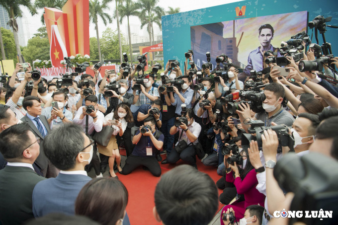 Rất đông phóng viên, báo chí đã đến để đưa tin và tham quan các gian trưng bày Hội báo toàn quốc năm nay.