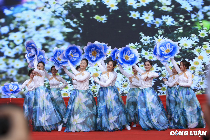 Nhiều tiết mục văn nghệ do các bạn sinh viên tham gia khối đoàn thanh niên biểu diễn ấn tượng, thu hút người xem.