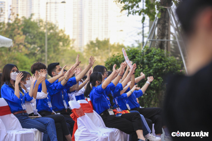 Các tiết mục văn nghệ được diễn ra tại sân khấu ngoài trời trước Bảo tàng Hà Nội liên tục trong ngày.