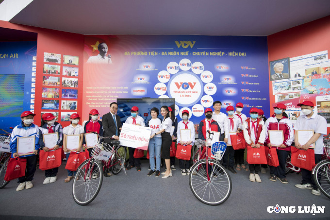 Tại một số gian trưng bày ngày đầu khai mạc Hội báo toàn quốc 2022 đã có các hoạt động ý nghĩa như tặng xe đạp cho học sinh nghèo, giao lưu văn nghệ.