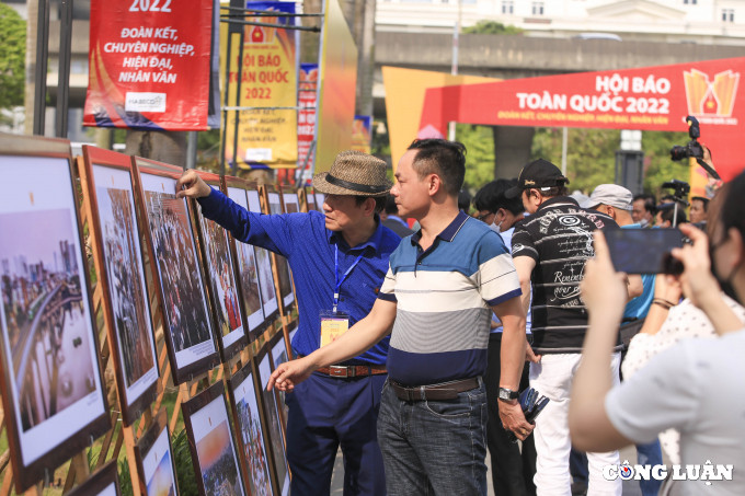 Bên cạnh đó, dọc tuyến đường đi vào các gian trưng bày là triển lãm ảnh "Những nẻo đường xuân" do Nhà văn hóa - Hội Nhà báo Việt Nam tổ chức cũng thu hút rất nhiều người dân, du khách, bạn đọc.