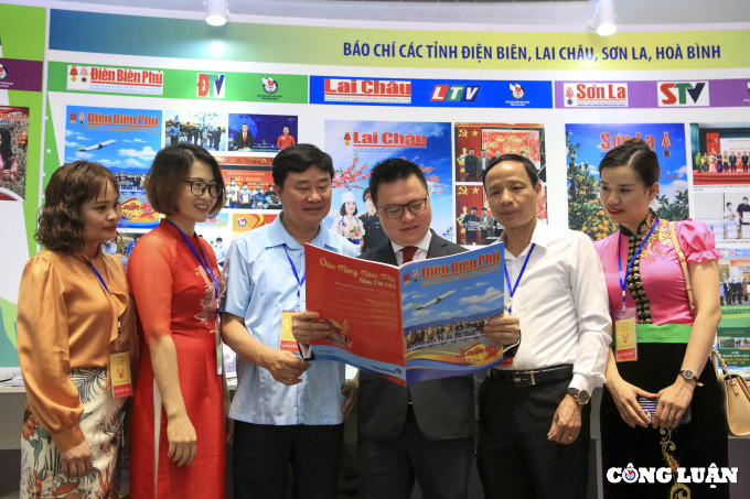 Ông Lê Quốc Minh, Ủy viên Trung ương Đảng, Tổng Biên tập Báo Nhân Dân, Phó Trưởng ban Tuyên giáo Trung ương, Chủ tịch Hội Nhà báo Việt Nam đến thăm gian trưng bày hội báo các tỉnh thành về tham gia.