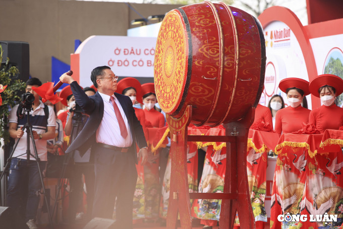 Sáng 13/4, buổi Lễ khai mạc Hội báo toàn quốc 2022 đã được diễn ra, đồng chí Nguyễn Trọng Nghĩa, Bí thư Trung ương Đảng, Trưởng Ban Tuyên giáo Trung ương đánh trống khai mạc Hội báo toàn quốc 2022.