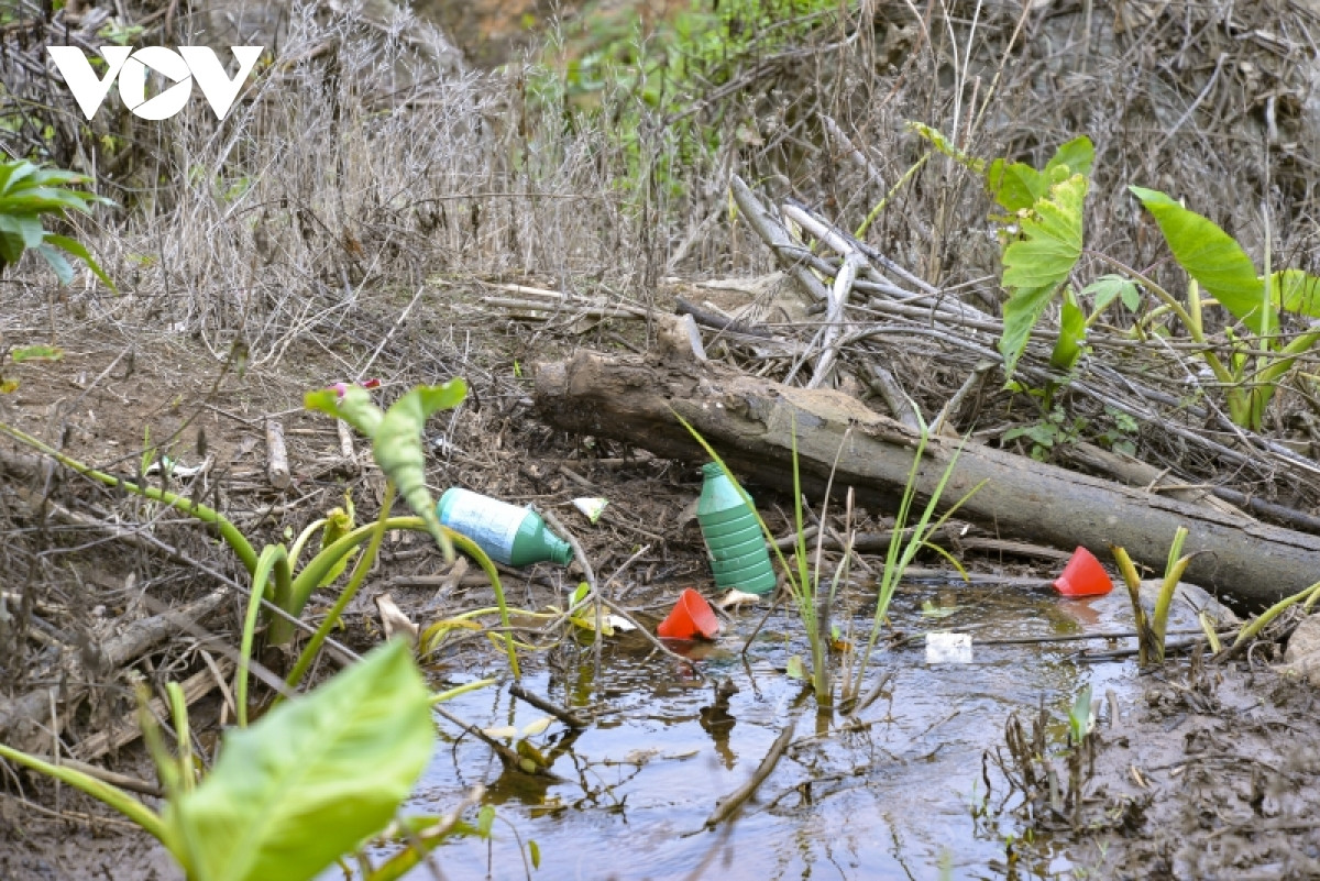 Trên con đường từ bản tái định cư Nậm Khẩu Hu đến đập dâng của hồ chứa nước Nậm Khẩu Hu không khó để bắt gặp hình ảnh những vỏ chai, lọ nhựa thuốc trừ cỏ vứt bên đường, bên các khe suối chảy thẳng xuống hồ.