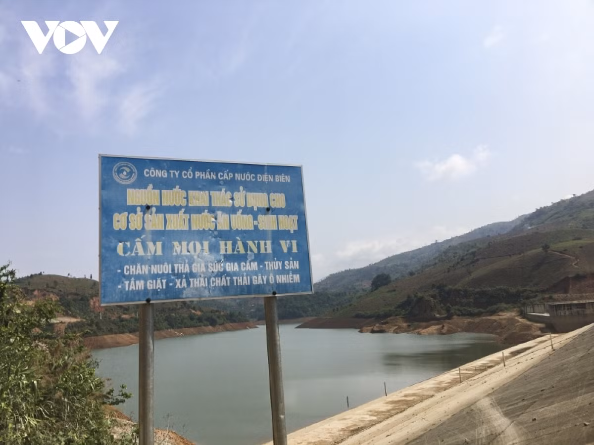 Hồ chứa nước Nậm Khẩu Hu, do Công ty TNHH quản lý thủy nông Điện Biên quản lý. Hồ chứa nước Nậm Khẩu Hu là nguồn cung duy nhất cho Nhà máy sản xuất nước sạch Điện Biên Phủ.