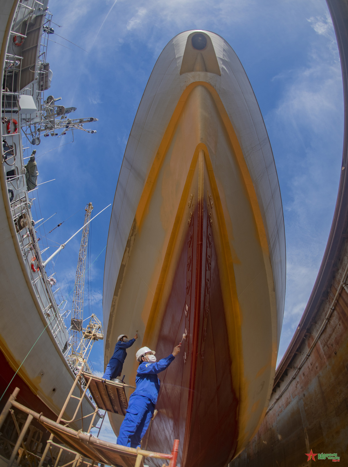 Khoác áo cho những thân tàu chấp pháp.