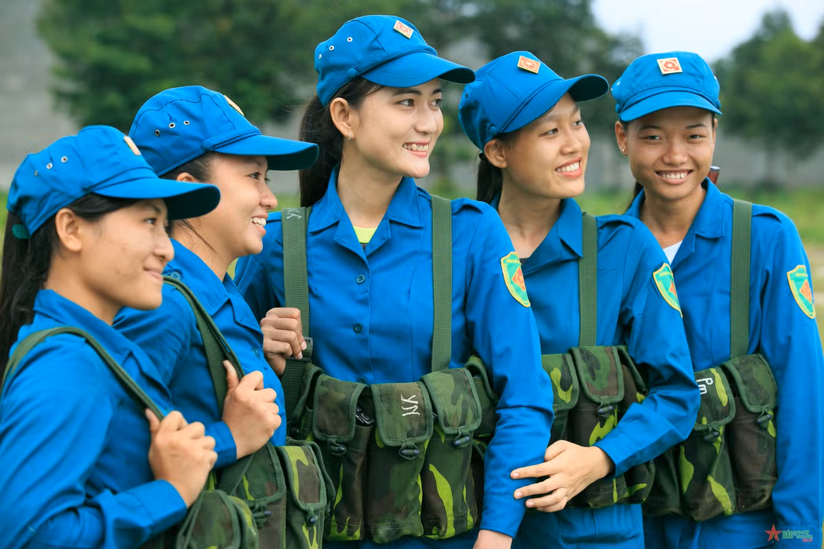 Nụ cười nữ dân quân. 