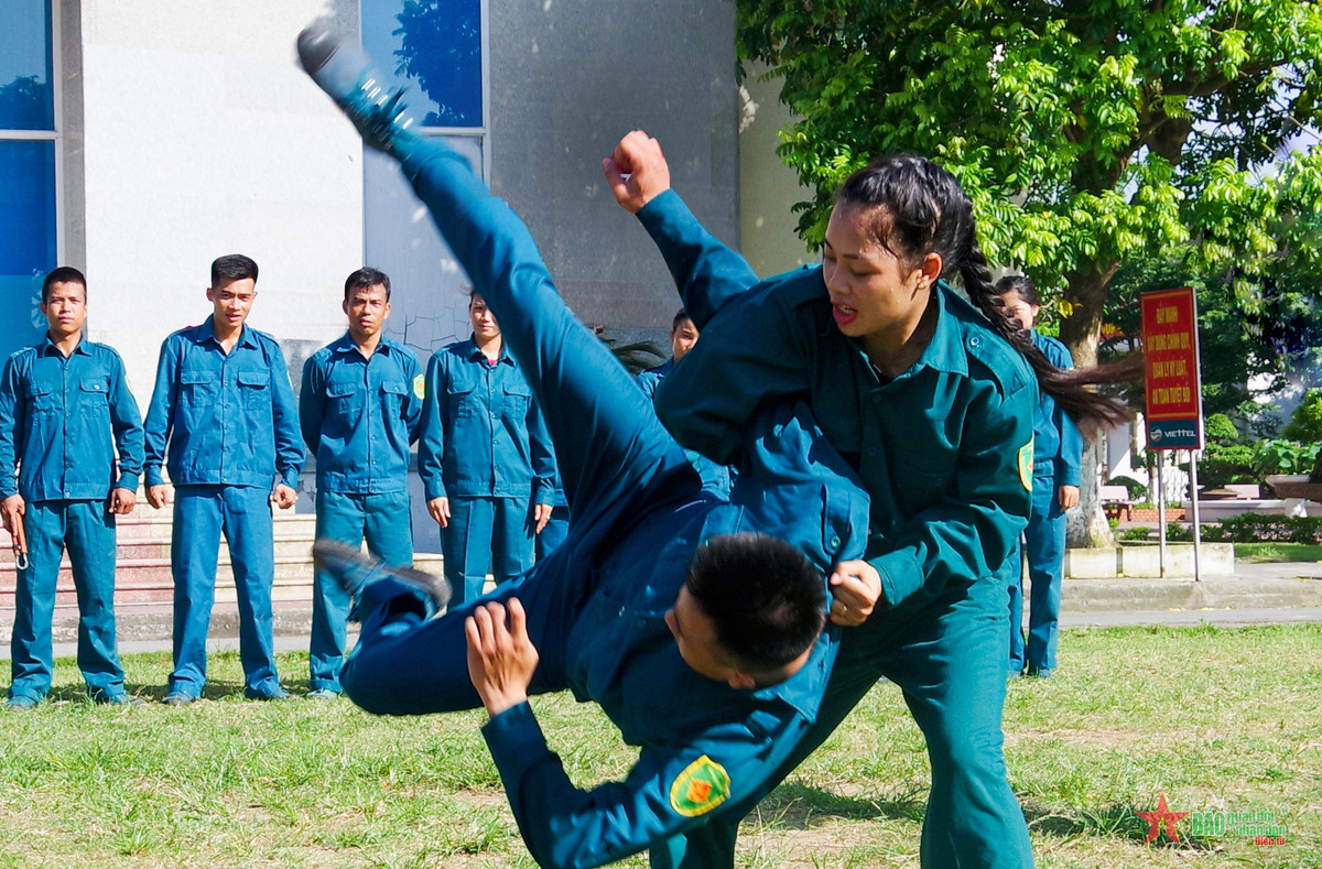 Luyện võ mùa hội thao. 