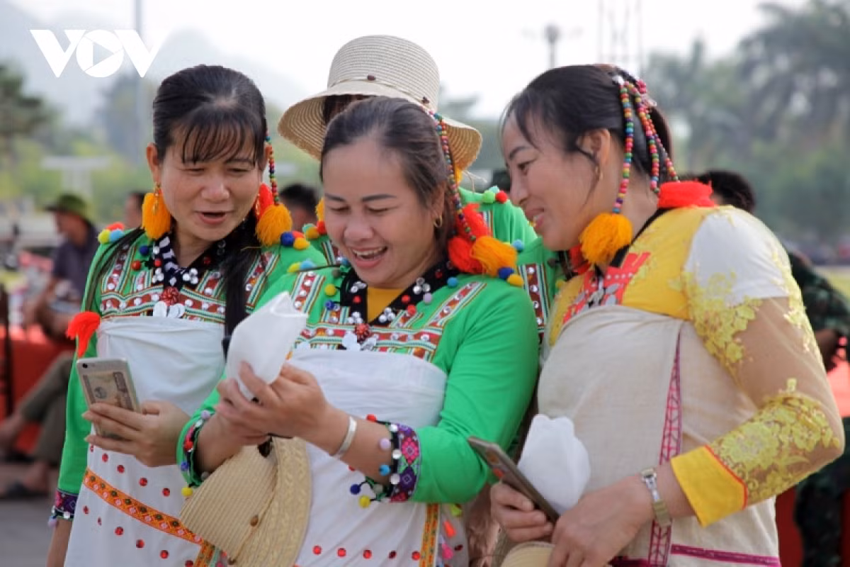 Đồng bào dân tộc Mảng vui mừng vì là lần đầu tiên được về thành phố và tham gia các sự kiện đông người.
