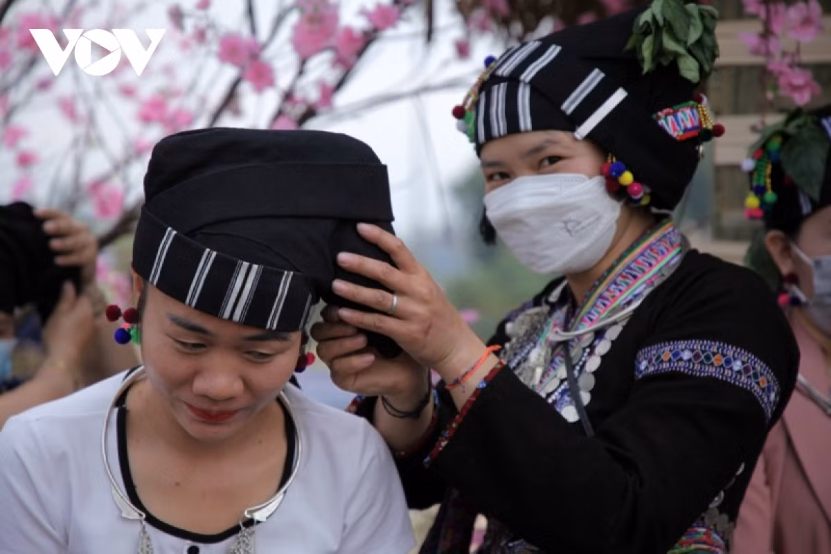 Phụ nữ dân tộc Lự giúp nhau chuẩn bị trang phục truyền thống tham gia không gian văn hóa dân tộc mình.