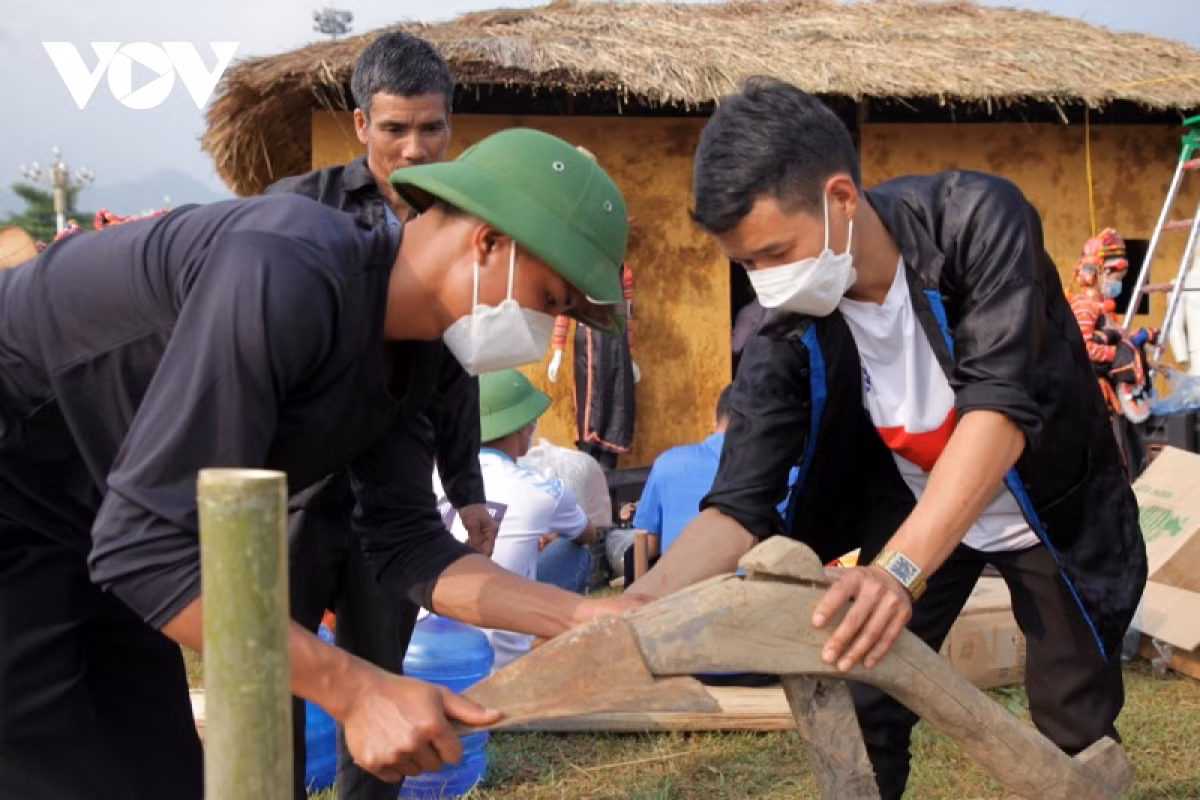 Đàn ông Hà Nhì bên công cụ sản xuất truyền thống của dân tộc.