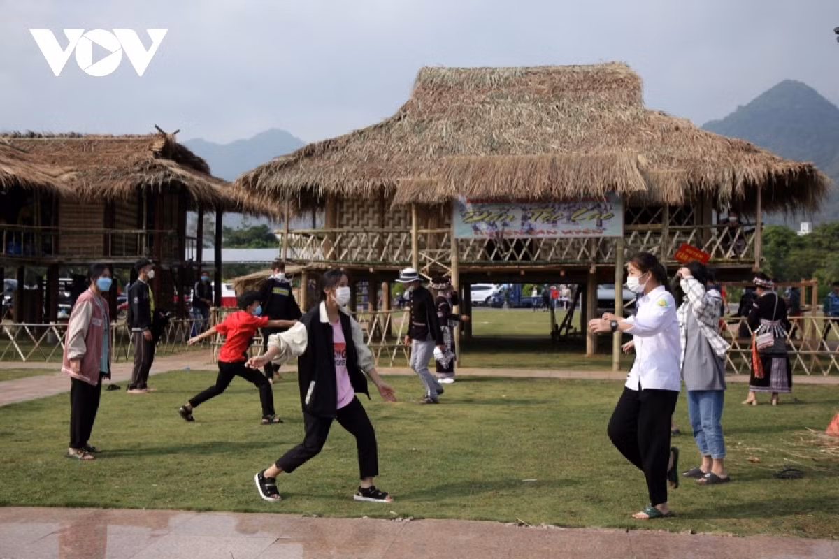 Nam thanh, nữ tú chơi cầu trong không gian văn hóa dân tộc Lào. 